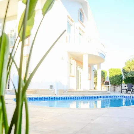 Villa Private With Pool Near The *