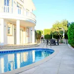Villa Private With Pool Near The