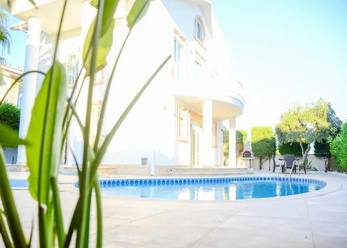 Villa Private With Pool Near The *