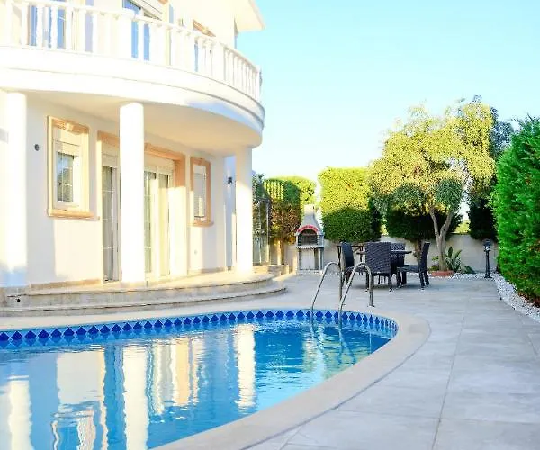 Villa Private With Pool Near The