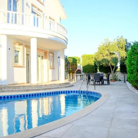Villa Private With Pool Near The