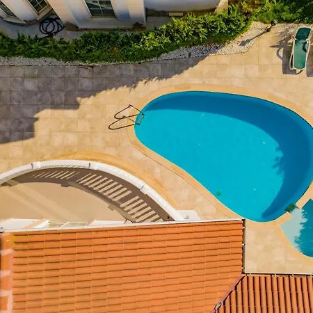 Private With Pool Near The באלאק